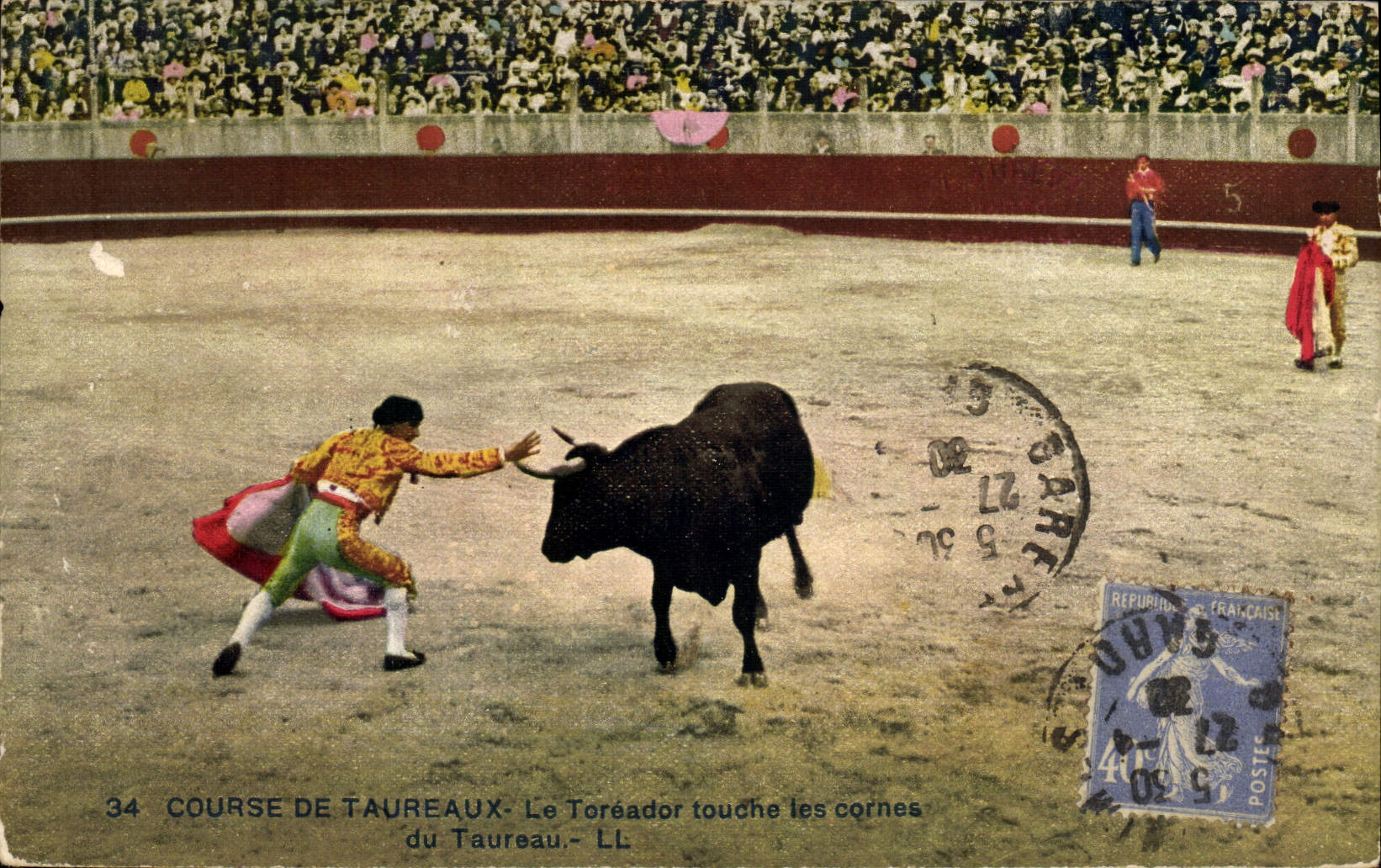 CPA Corrida Taureau Course de taureaux La toreador touche les cornes du taureau 