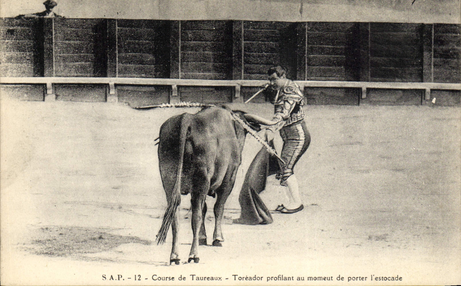 Postal Corrida Toro Corrida de toros Torero que perfilan en el momento de llevar la estocada