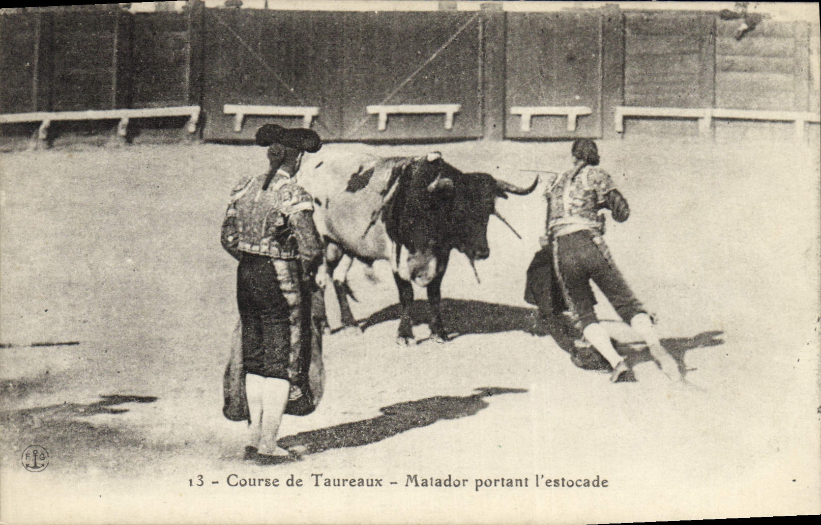 CPA Corrida Taureau Course de taureaux Matador portant l'estocade