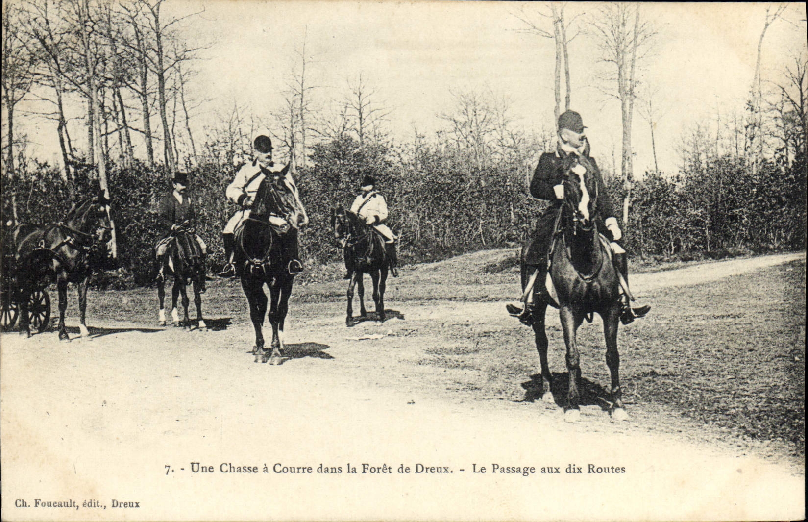 CPA Chasse Chien Chiens Une Chasse a courre dans la foret de Dreux Le passage aux dix routes TOP 