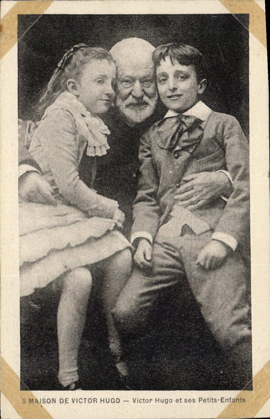 CPA Victor Hugo et ses petits enfants 
