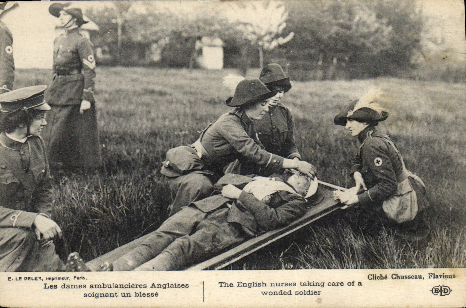 CPA Les dames ambulancieres anglaises soignant un blesse Croix Rouge Militaria Infirmiere 