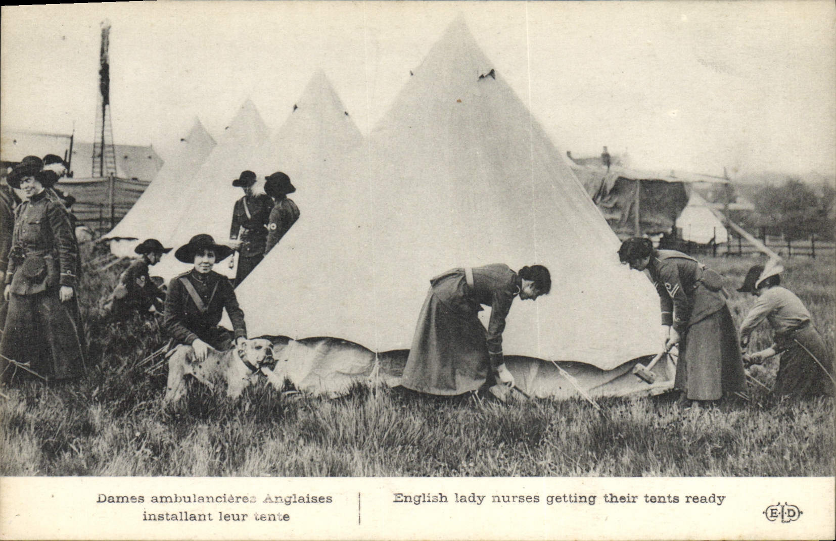 CPA Dames ambulancieres anglaises installant leur tente Militaria Infirmiere