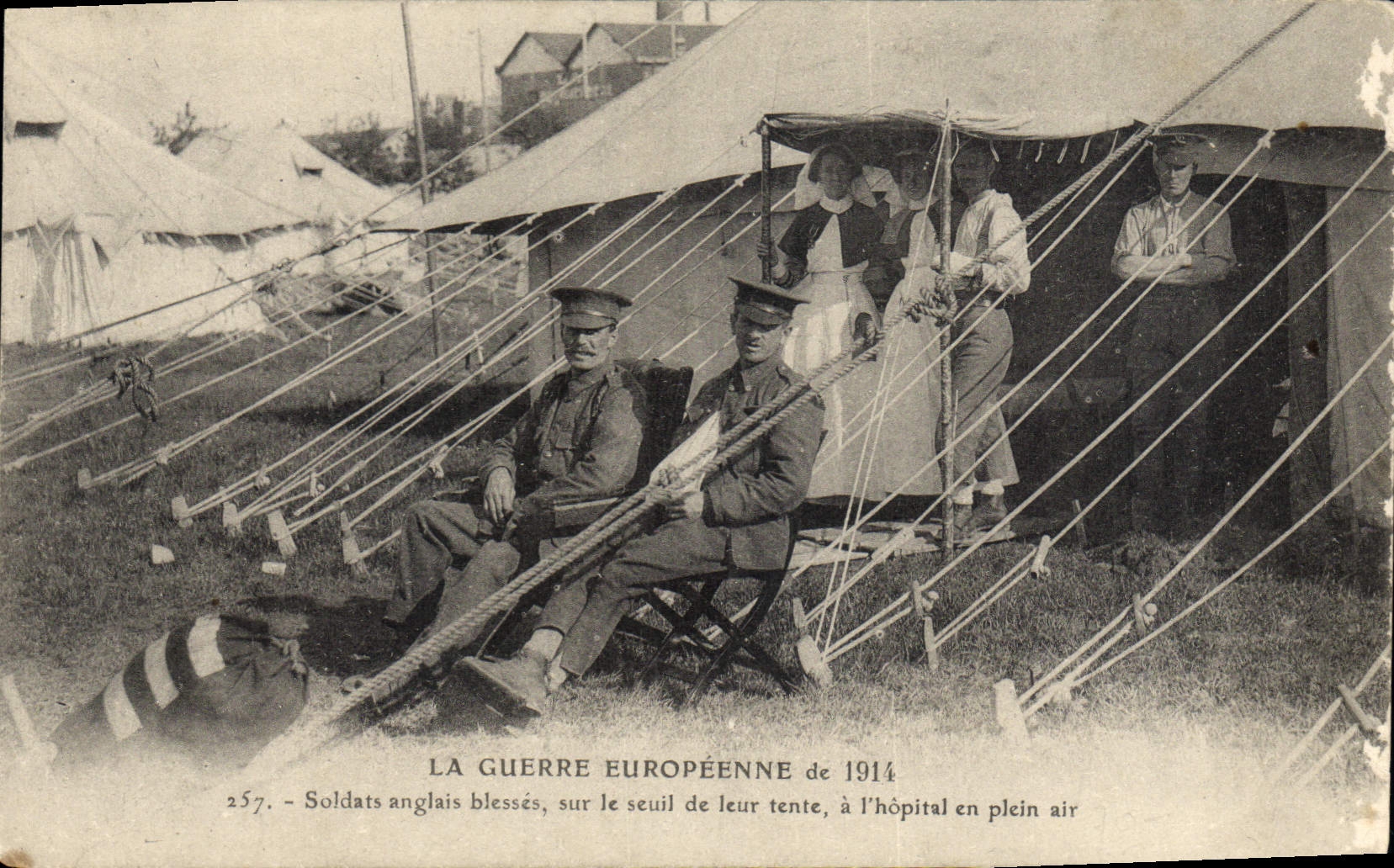 CPA Soldats anglais blesses sur le seuil de leur tente a l'hopital en plein air Militaria Infirmiere