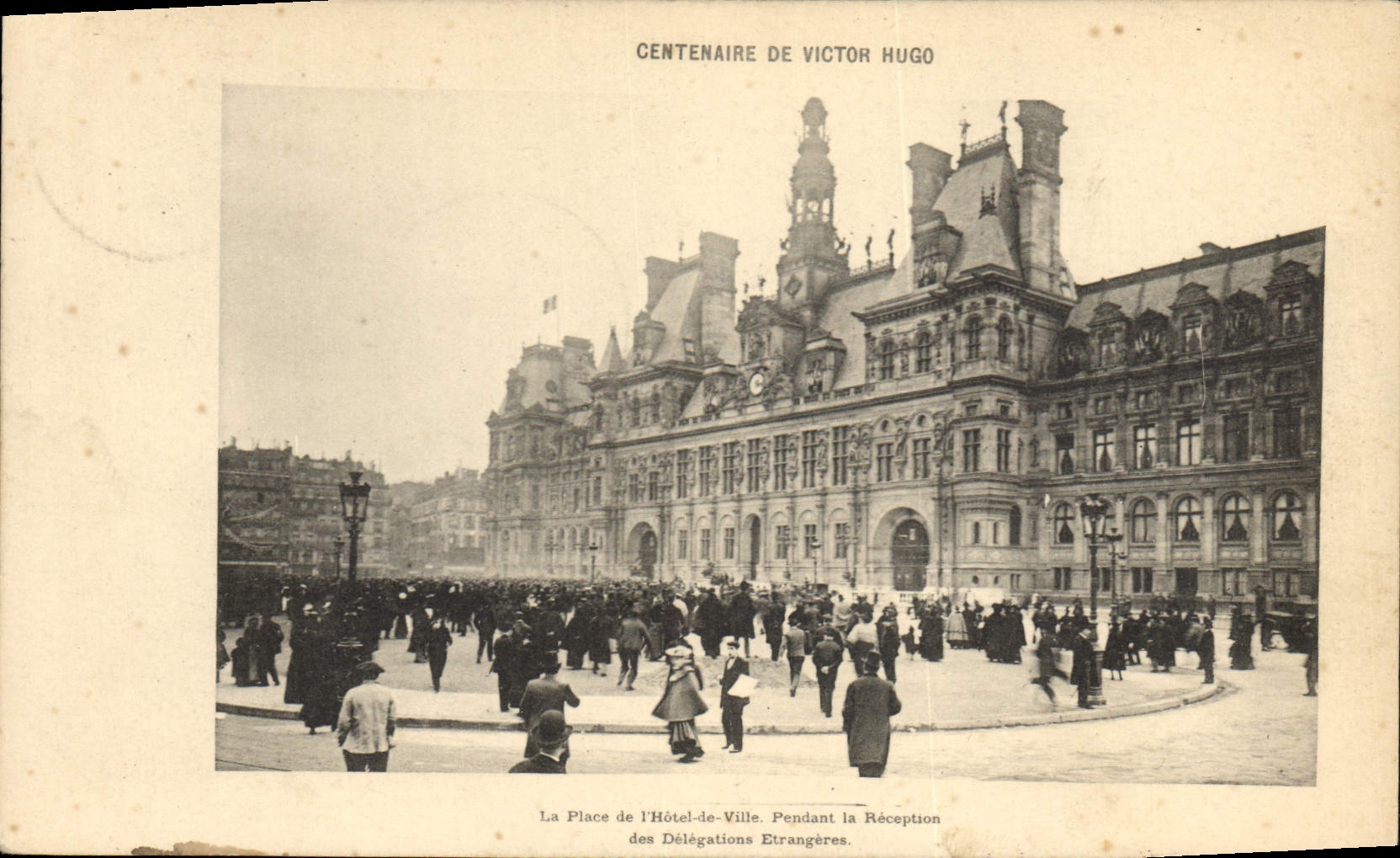 CPA Victor Hugo Centenaire La place de l'hotel de ville pendant la reception des Delegations etrangeres 