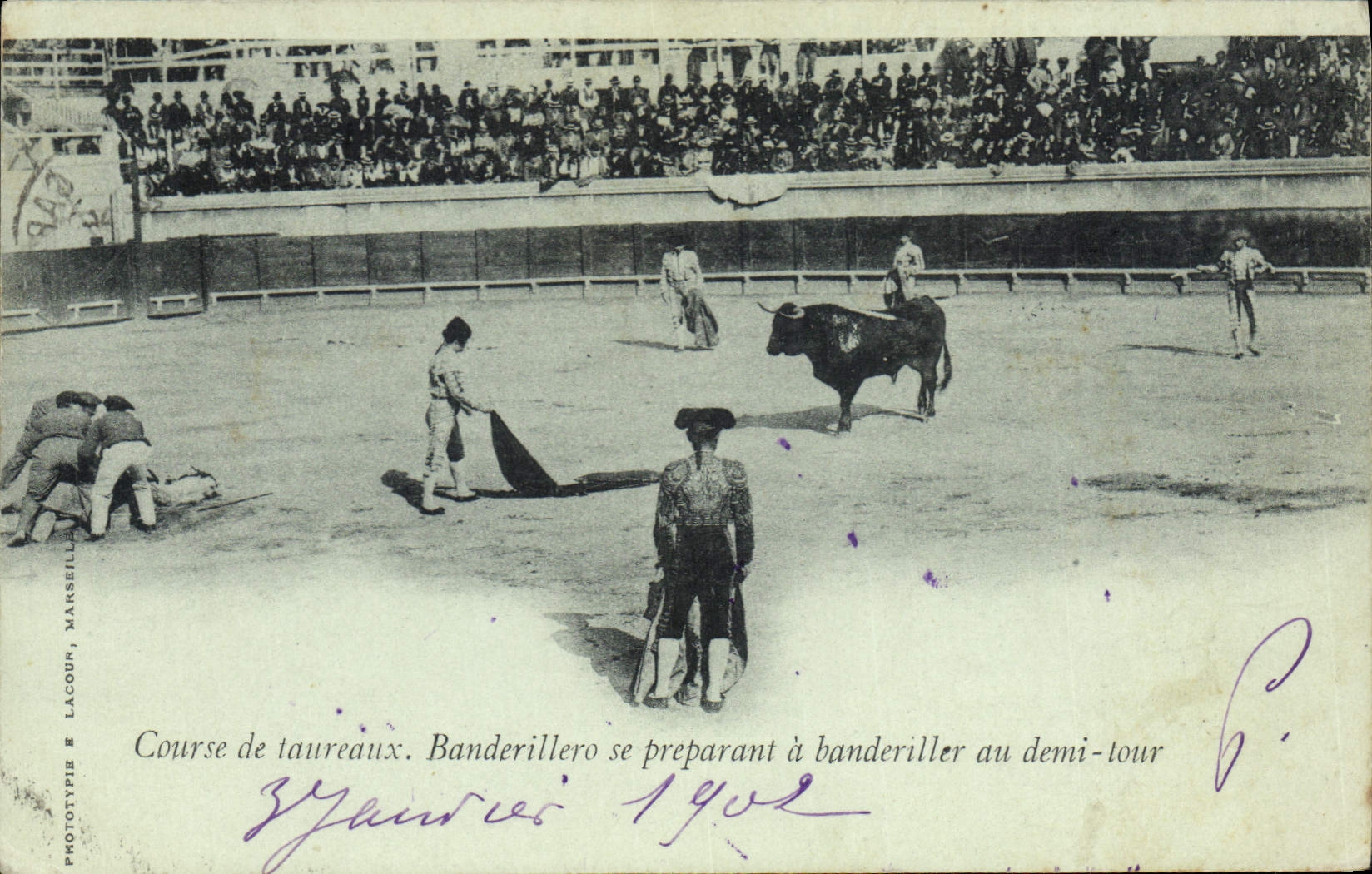 CPA Corrida Course de taureaux Banderillero se preparant a banderiller au demi tour