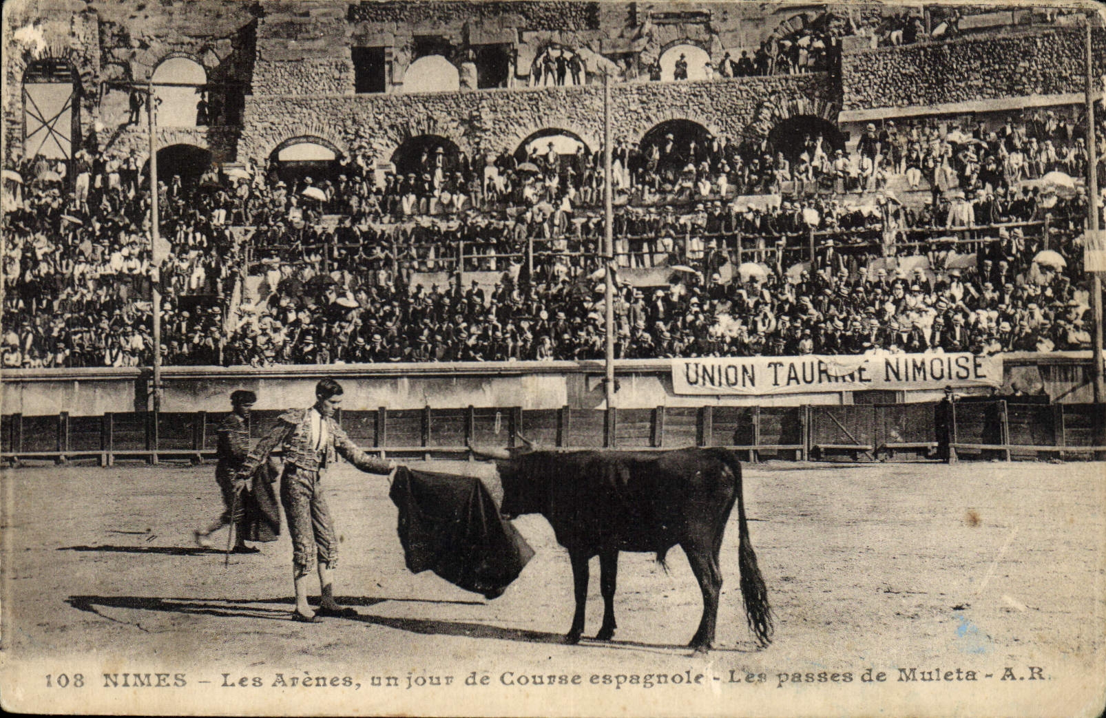 CPA Corrida Course de taureaux Nimes les arenes un jour de course espagnole Les passes de muleta 