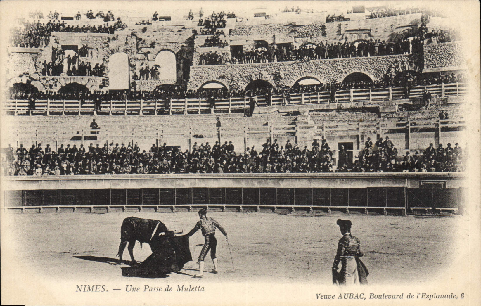CPA Corrida Course de taureaux Nimes Une passe de muleta 