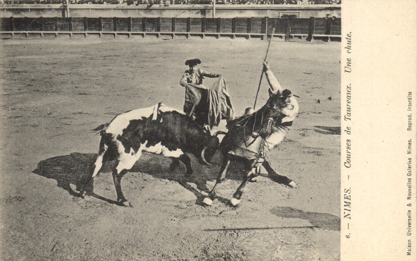 CPA Corrida Course de taureaux Nimes Une chute 