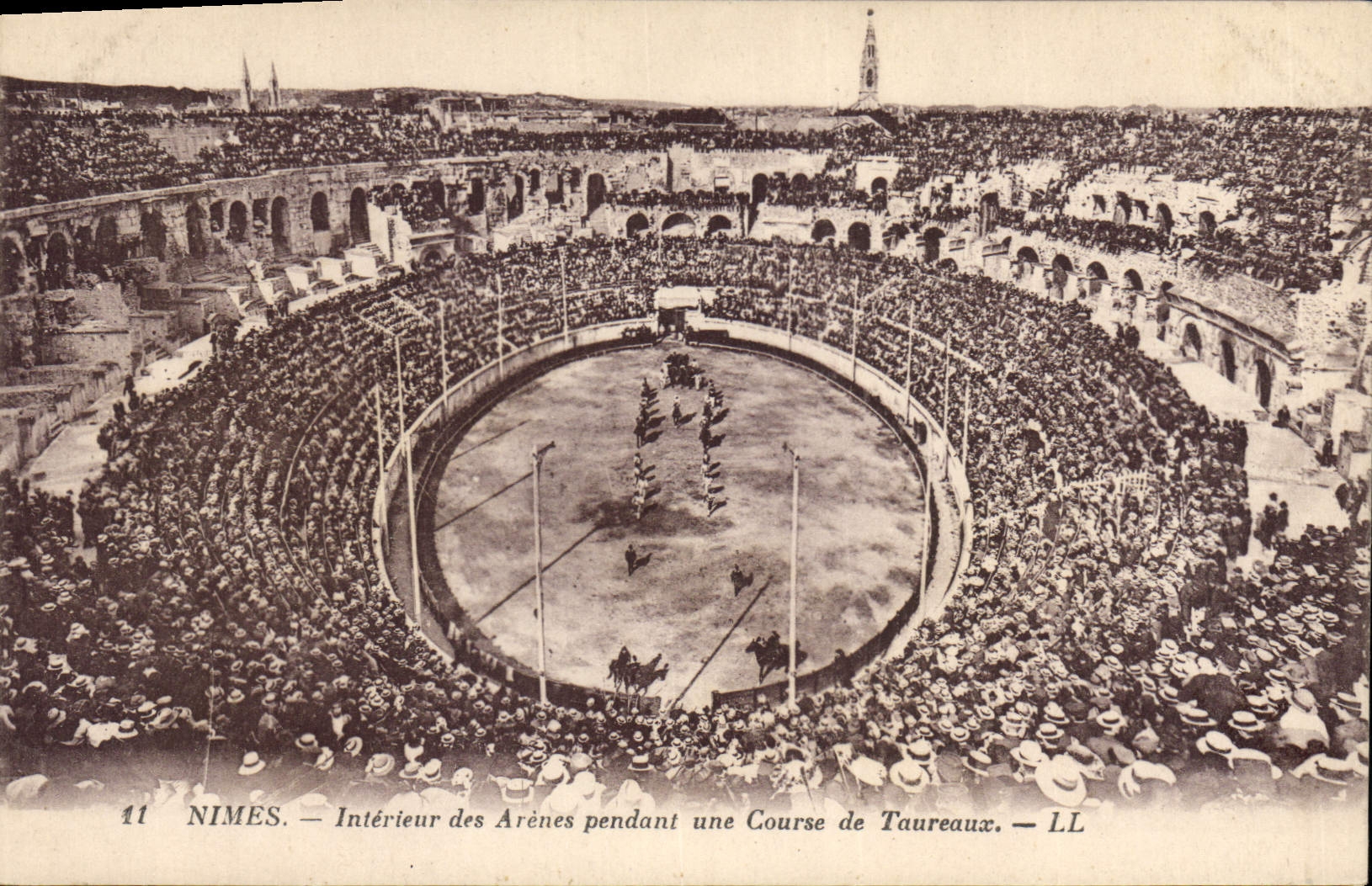 CPA Corrida Course de taureaux Nimes Interieur des arenes pendant une course de taureaux