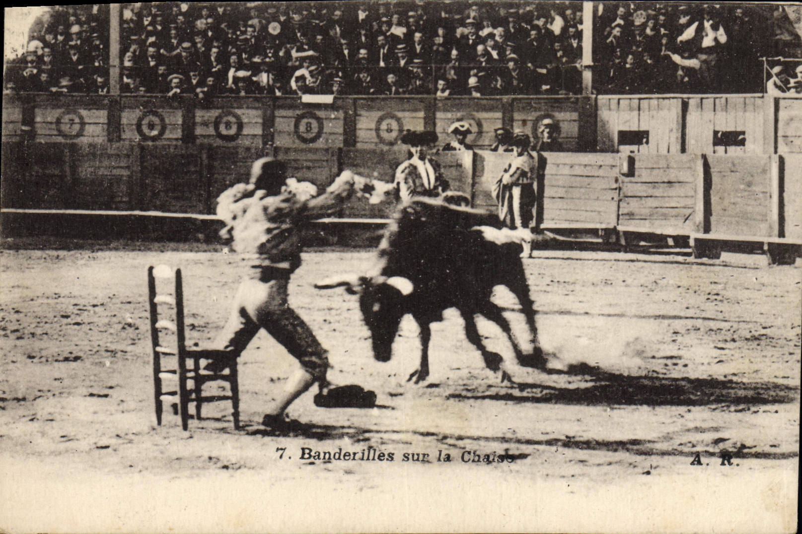 CPA Corrida Course de taureaux Banderilles sur la chaise 