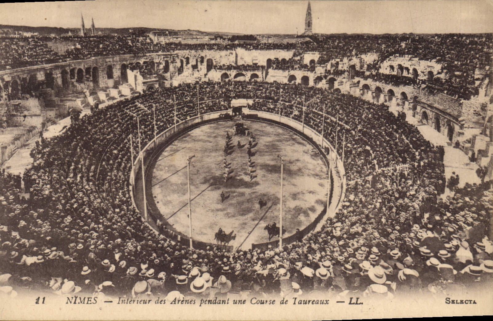 CPA Corrida Course de taureaux Nimes Interieur des arenes pendant une course de taureaux 