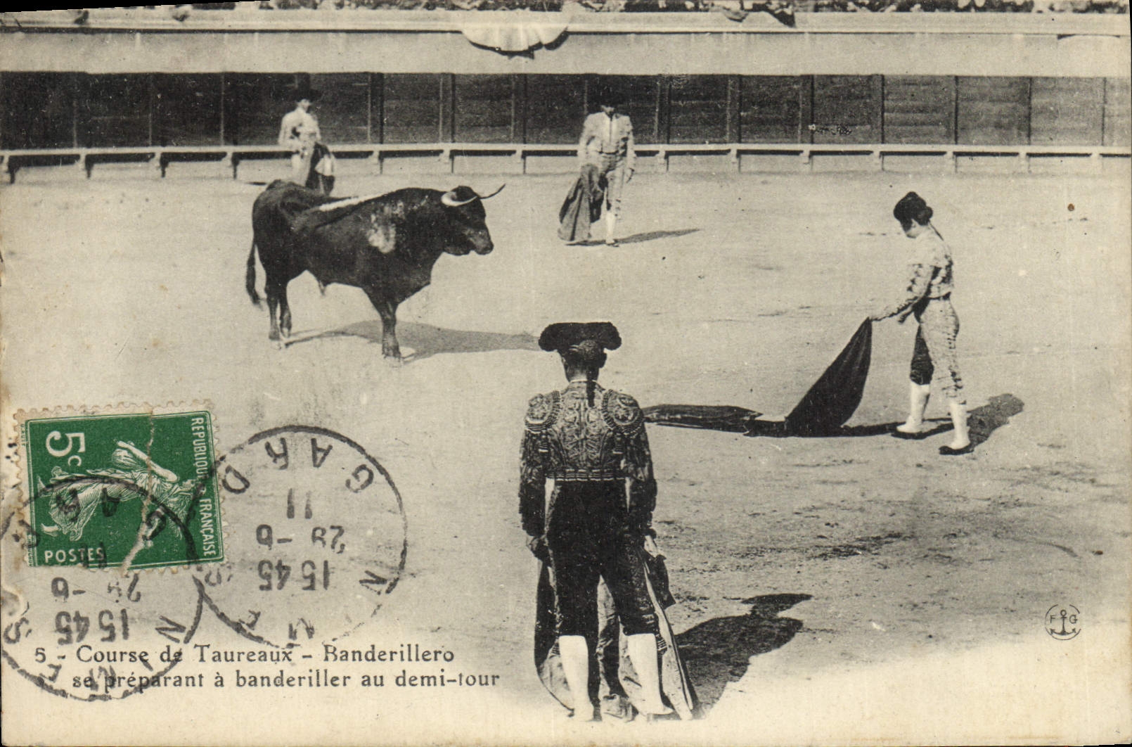 CPA Corrida Course de taureaux Banderillero se preparant a banderiller au demi tour 