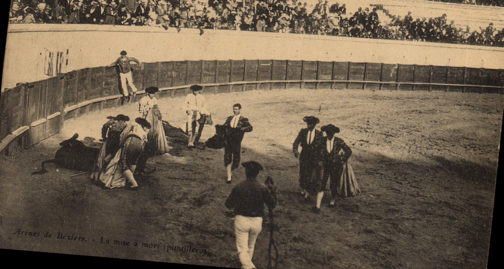 CPA Corrida Course de taureaux Arenes de Beziers La mise a mort 