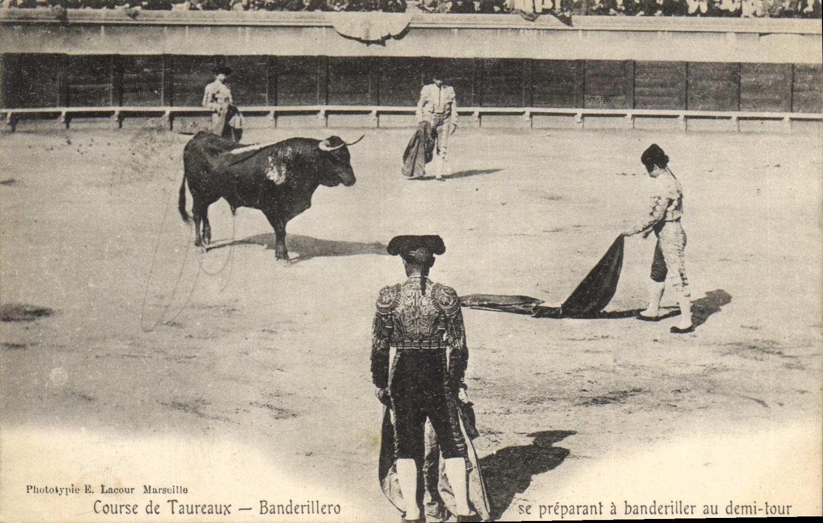 CPA Corrida Course de taureaux Banderillero se preparant a banderiller au demi tour 