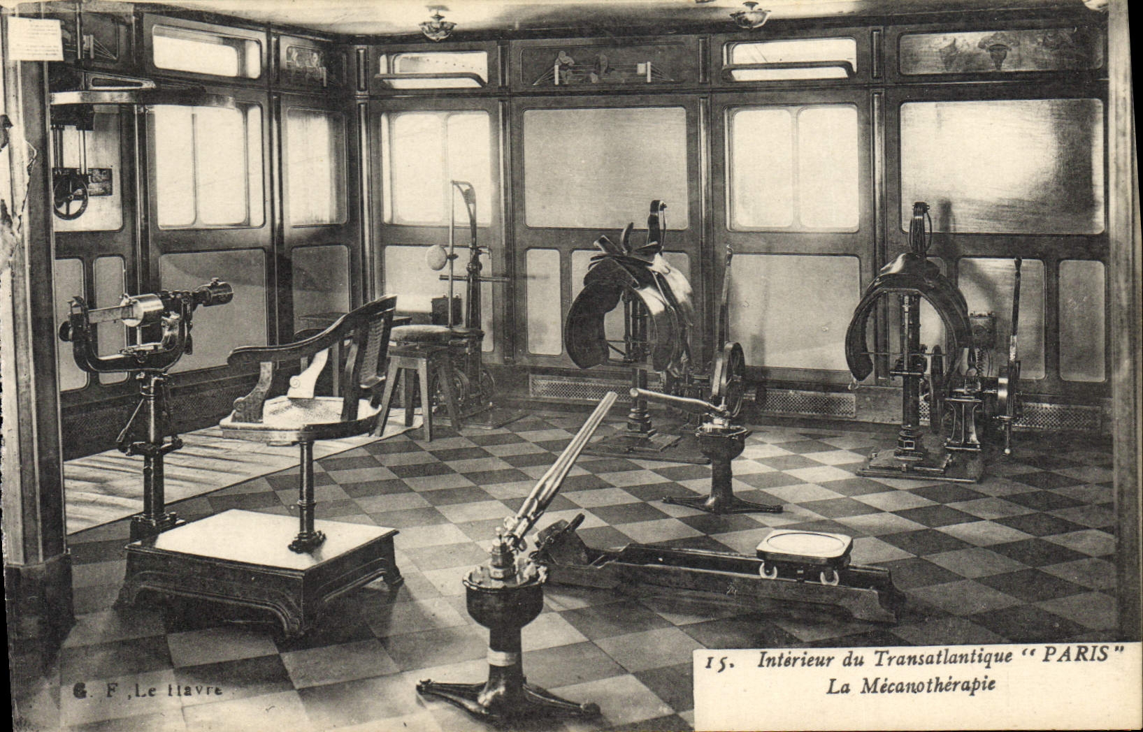 CPA Bateau Paquebot Interieur du Transatlantique Paris La mecanotherapie