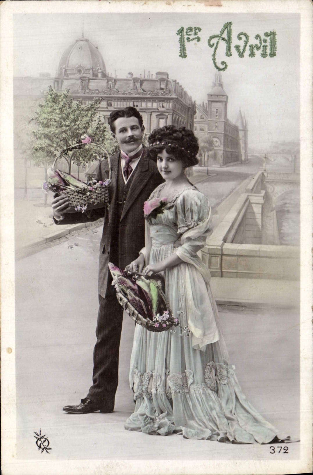 CPA Fantaisie Paques Poisson Femme 