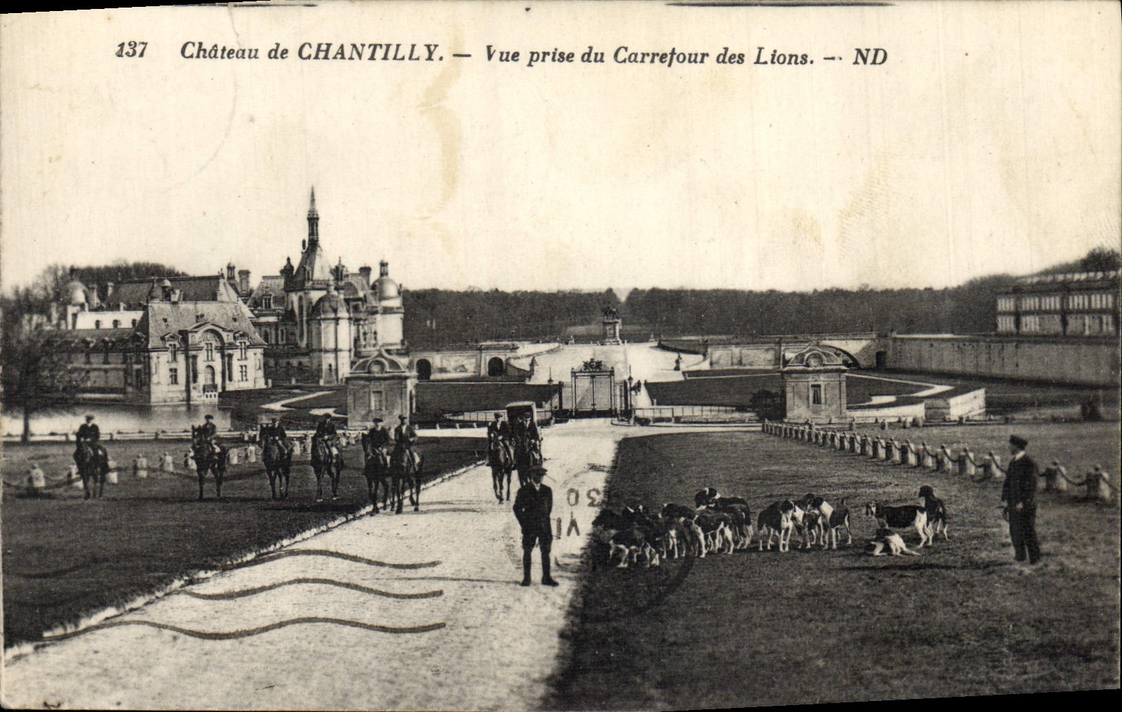 Vintage Postcard Chasse has courre Chateau of Chantilly Vue taken of the Crossroads of the lions Chien Dogs