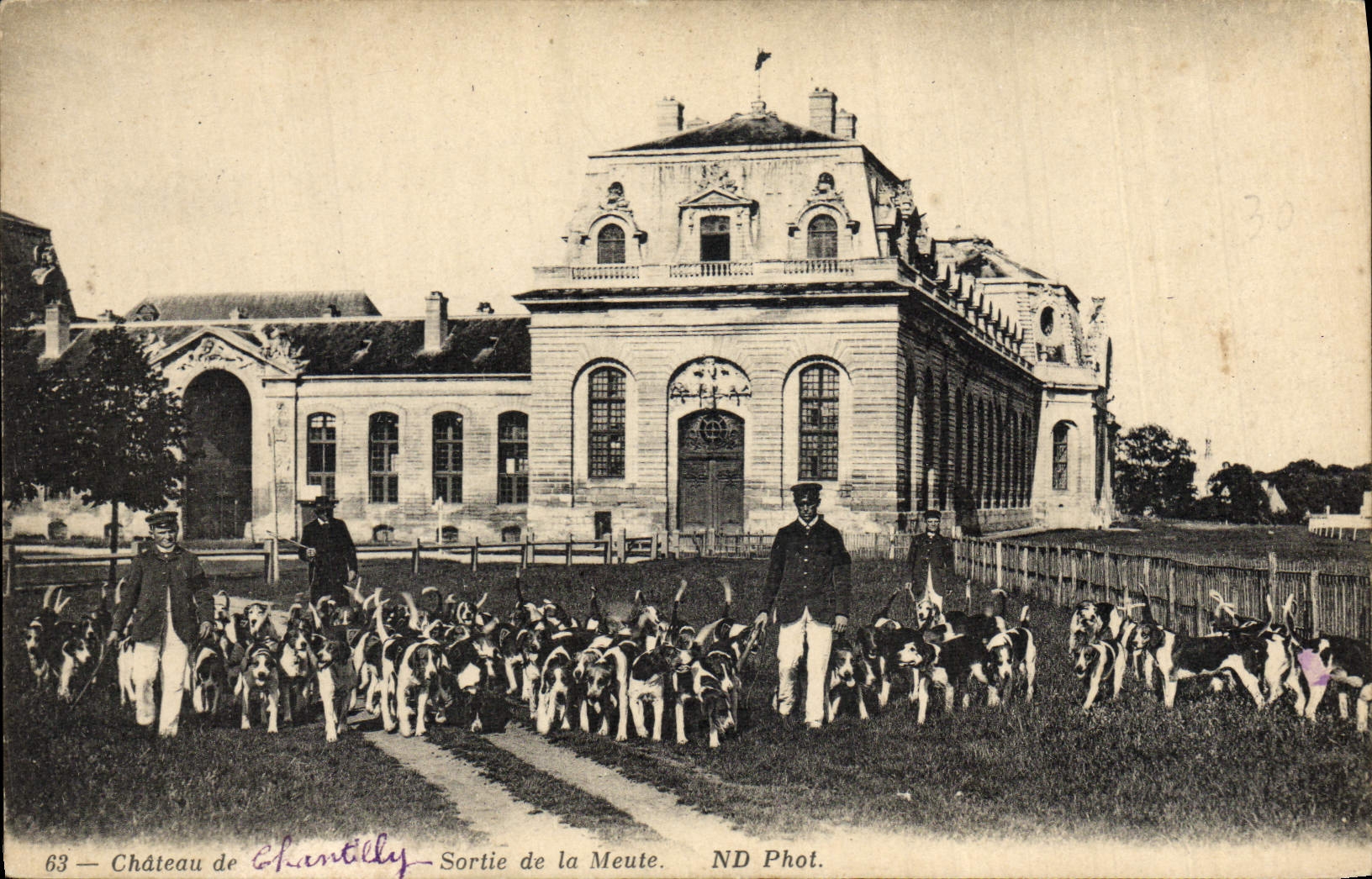 CPA Chasse a courre Chateau de Chantilly Sortie de la meute Chien Chiens 