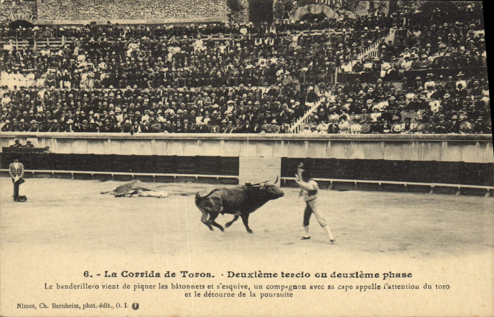 CPA Corrida Course de taureaux Deuxieme tercio ou deuxieme phase La banderillero vient de piquer les batonnets en esquive