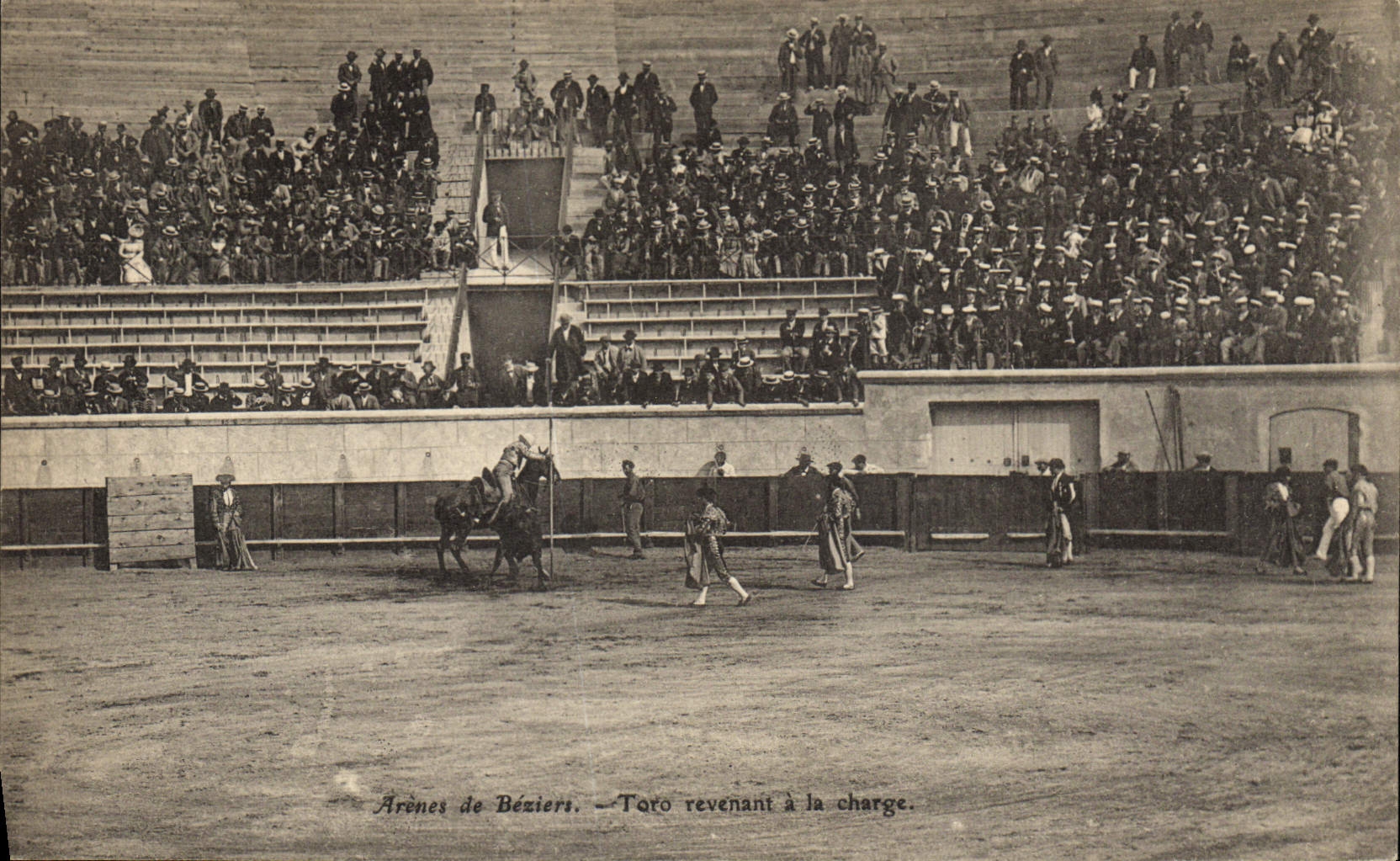 CPA Corrida Course de taureaux Beziers Toro revenant a la charge TOP 