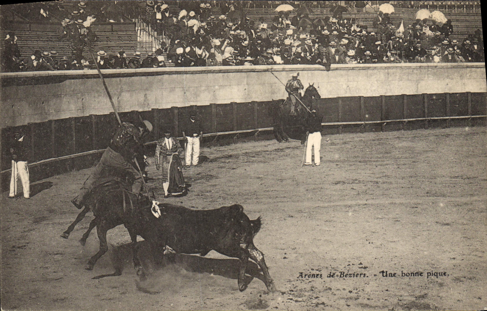 CPA Corrida Course de taureaux Arenes de Beziers Une bonne pique TOP 
