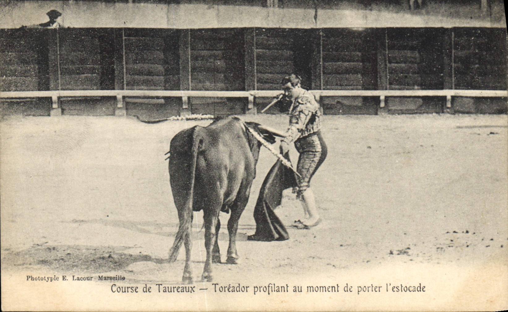 CPA Corrida Course de taureaux Toreador profitant au moment de porter l'estocade 