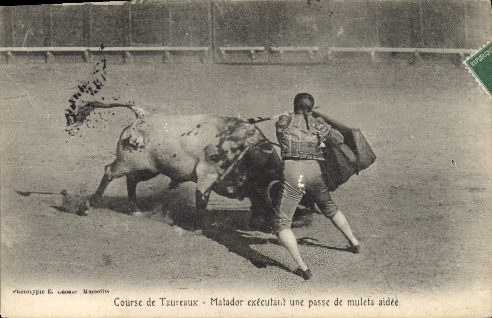 CPA Corrida Course de taureaux Matador executant une passe de muleta aidee 