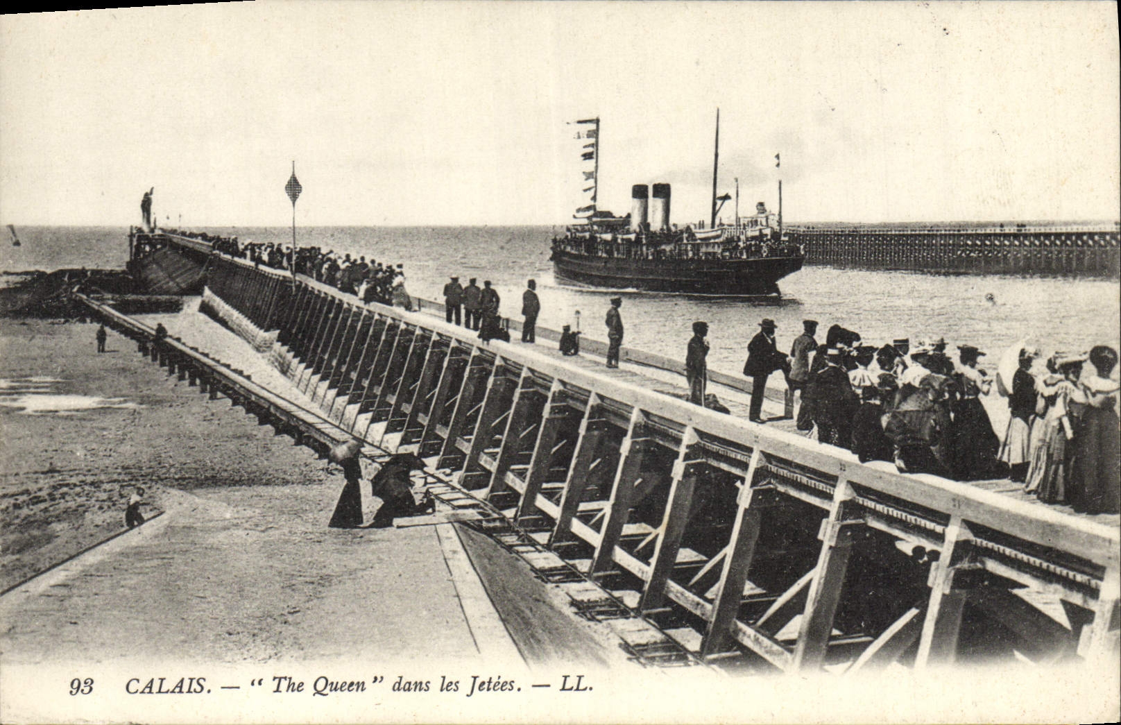CPA Bateau Paquebot Calais The Queen dans les jetees 