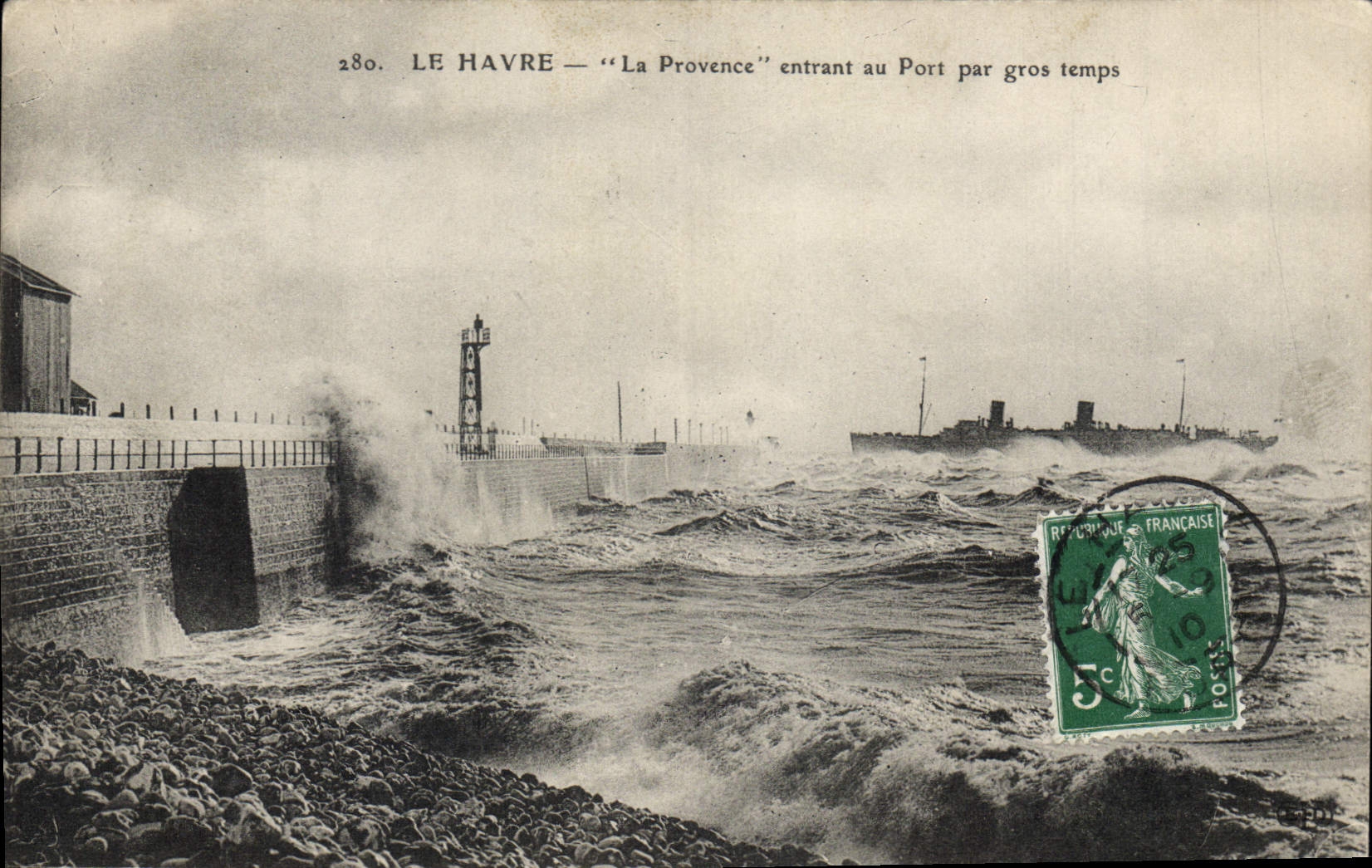 CPA Bateau Paquebot Le Havre La Provence entrant au port par gros temps 
