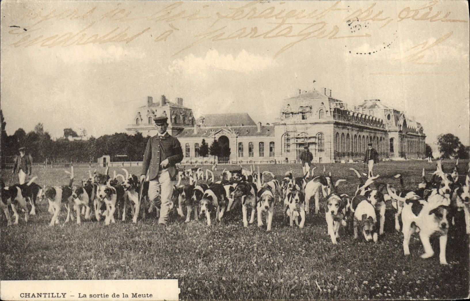 CPM Chasse a courre Cheverny Le chateau Un depart a la chasse 