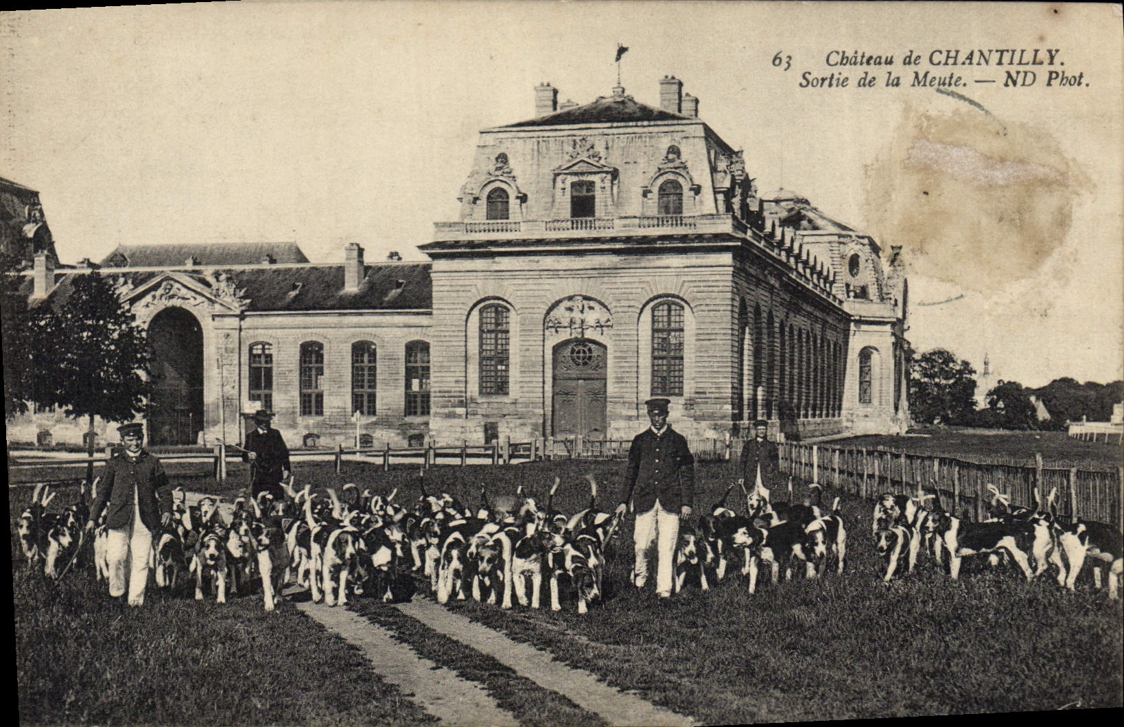 CPA Chasse a courre Chateau de Chantilly Sortie de la meute Chiens Chien