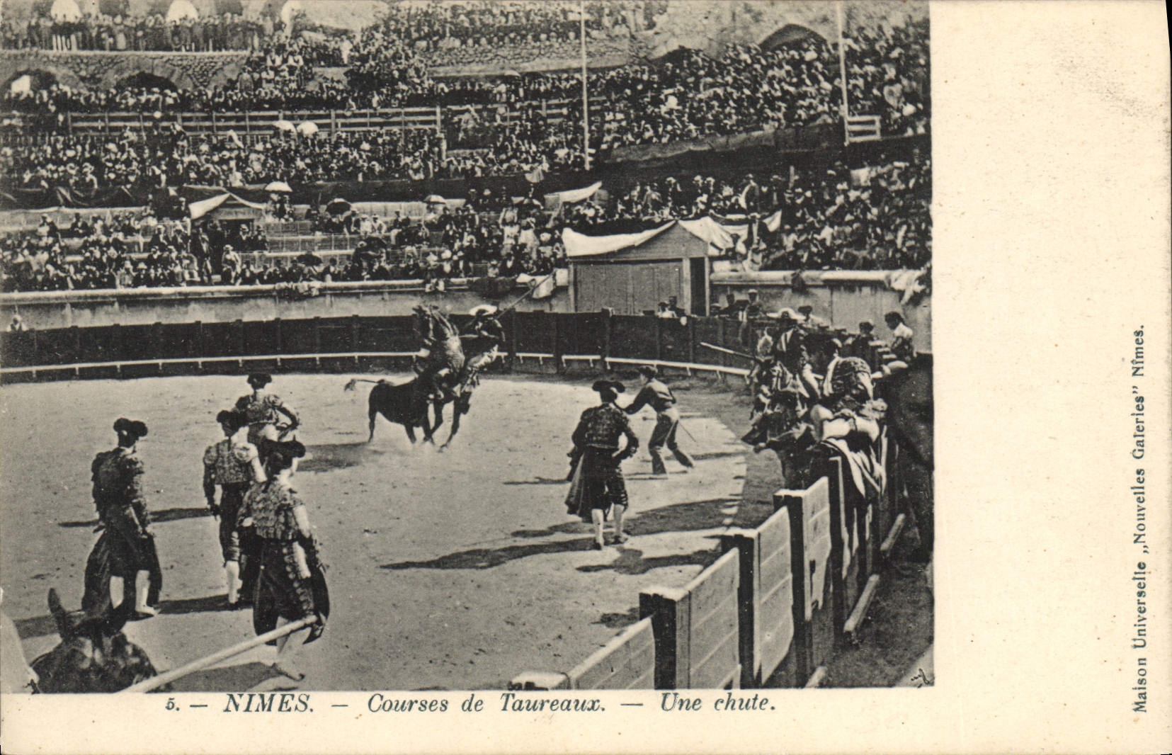 CPA Corrida Course de taureaux Nimes une chute