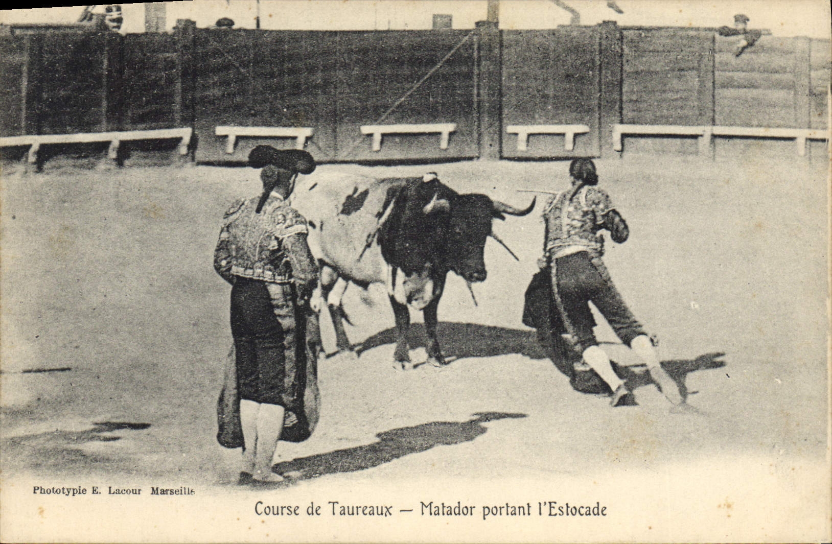 CPA Corrida Course de taureaux Matador portant l'estocade