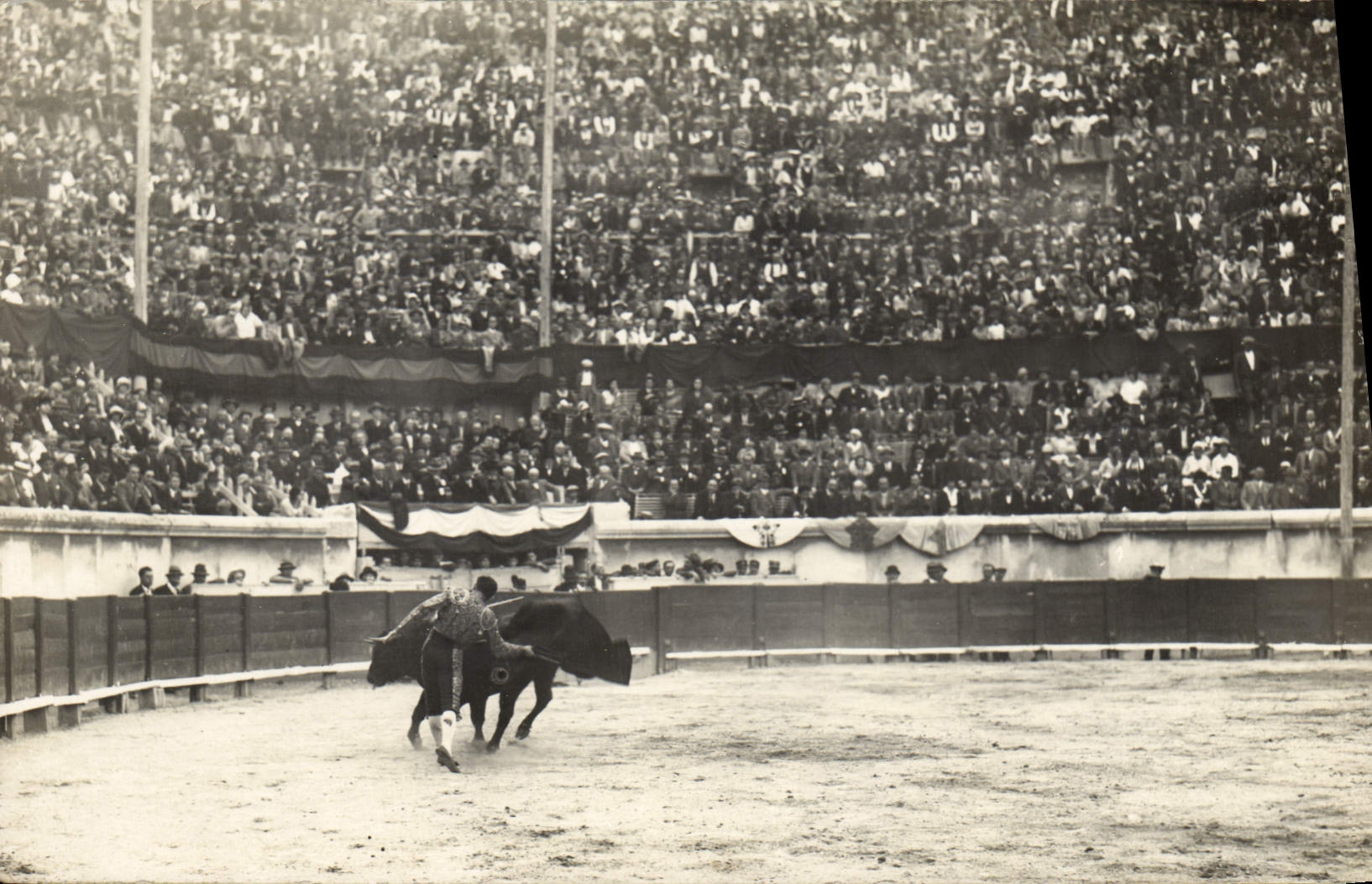 CHART PHOTO Bullfight Bullfight Nimes