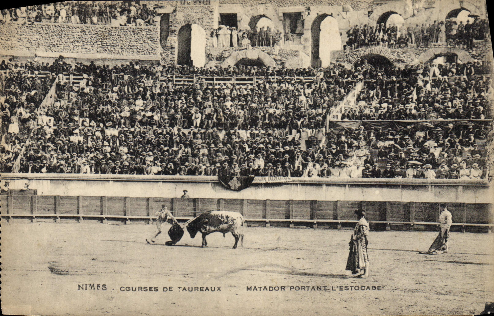 CPA Corrida Course de taureaux Matador portant l'estocade