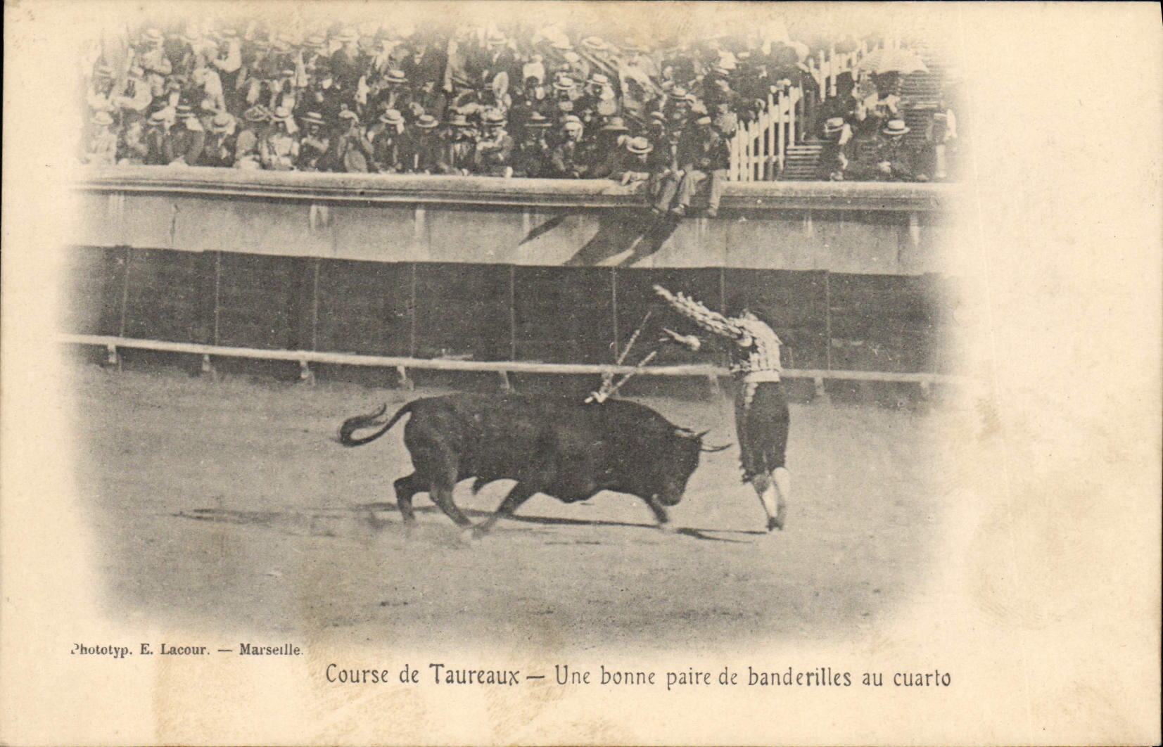 CPA Corrida Course de taureaux Une bonne paire de banderilles au cuarto