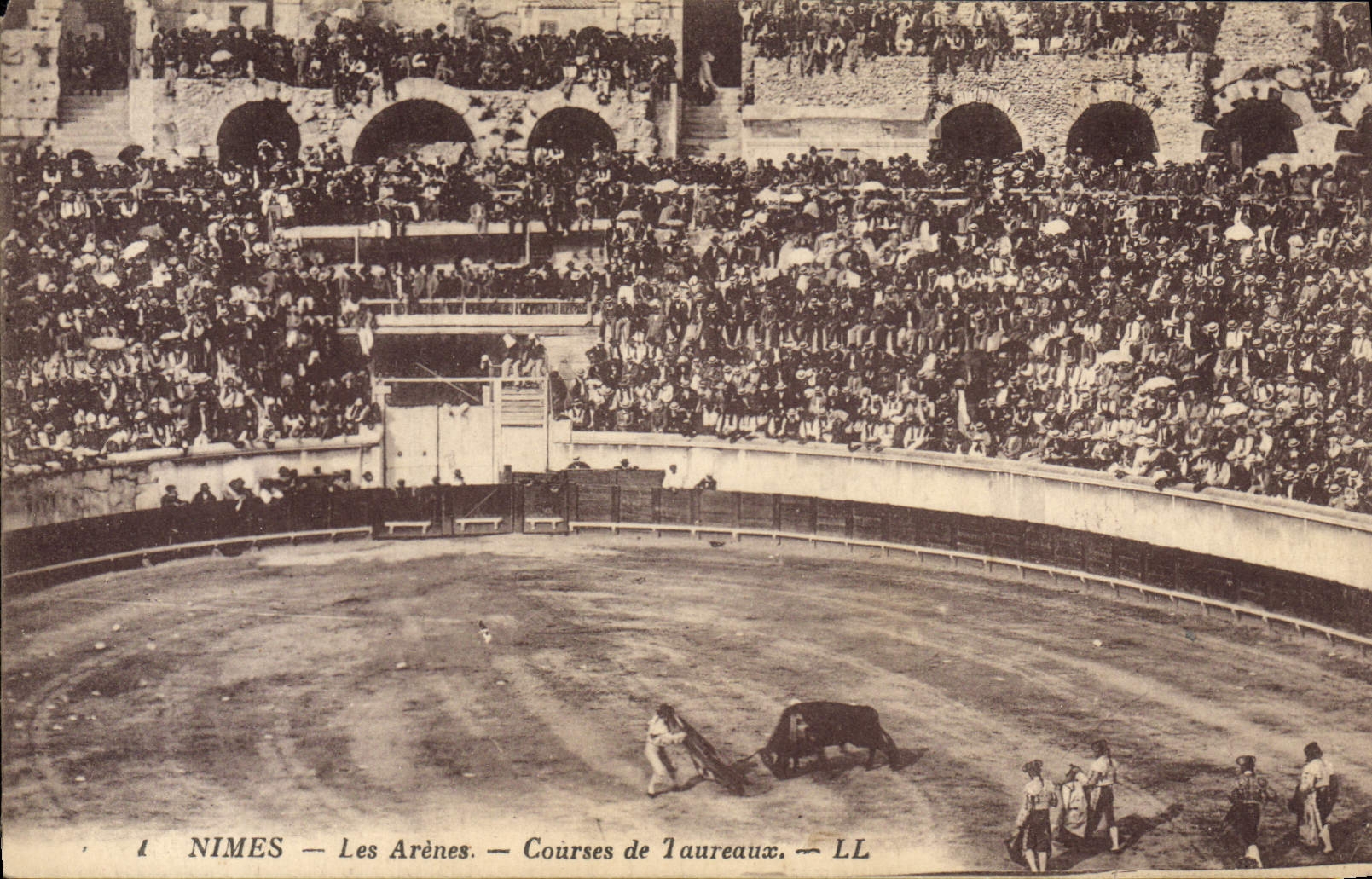 CPA Corrida Course de taureaux Nimes Les arenes