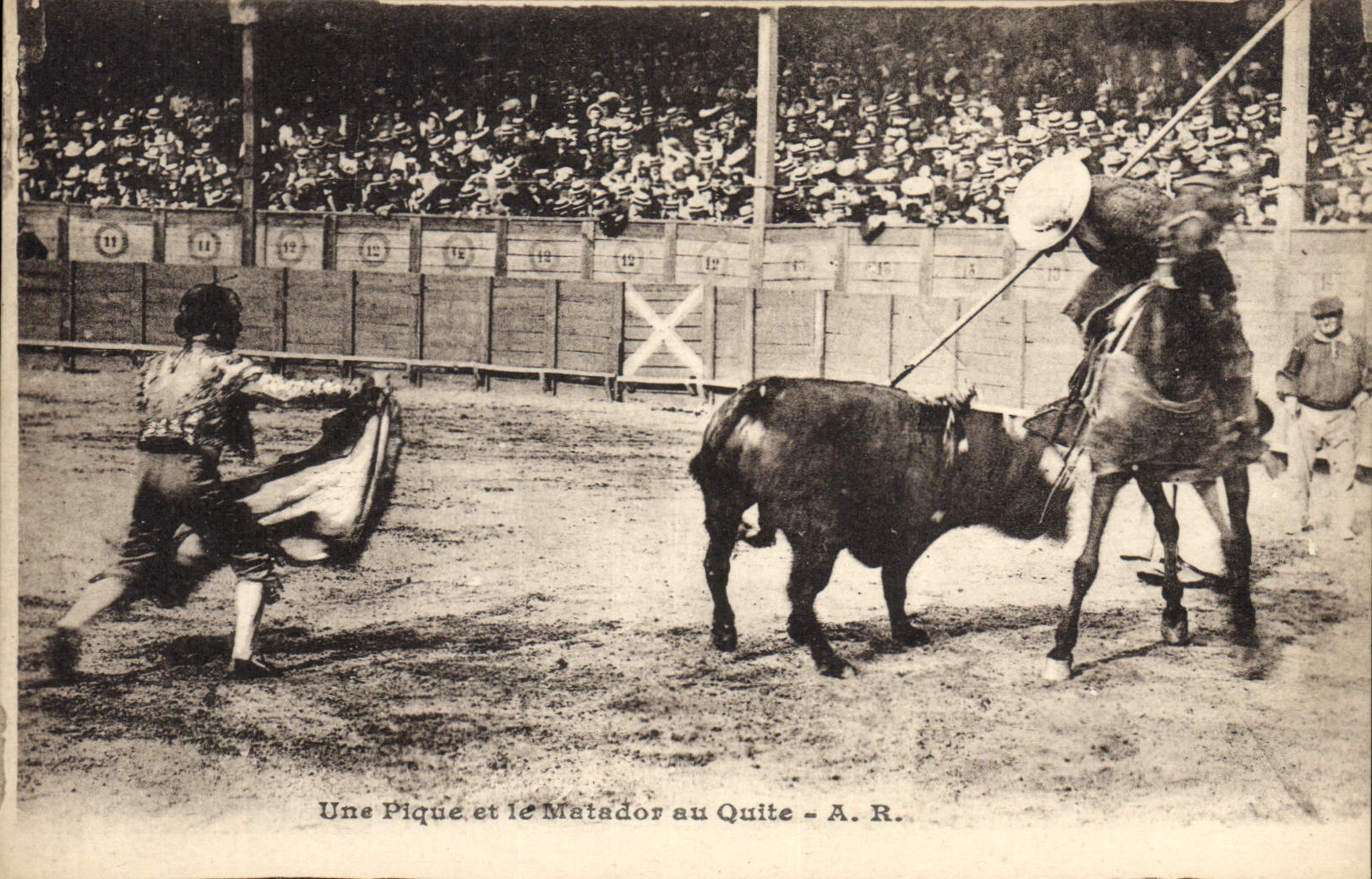 CPA Corrida Course de taureaux Une pique et le matador au Quite