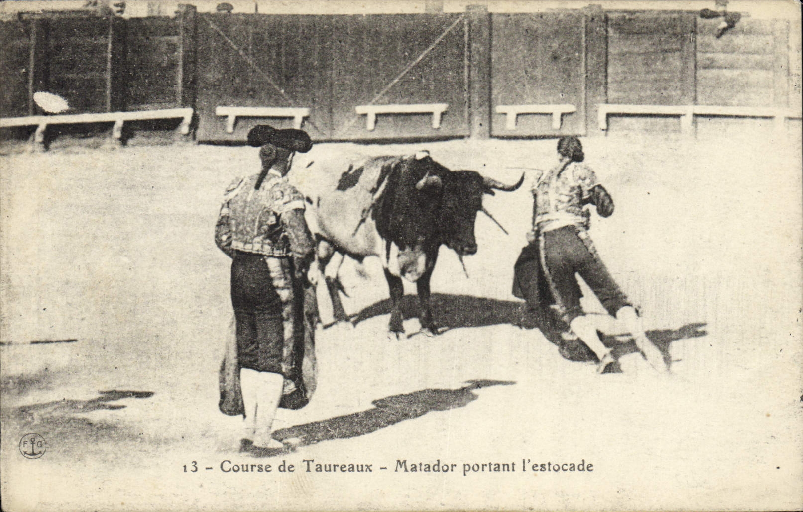 CPA Corrida Course de taureaux Matador portant l'estocade