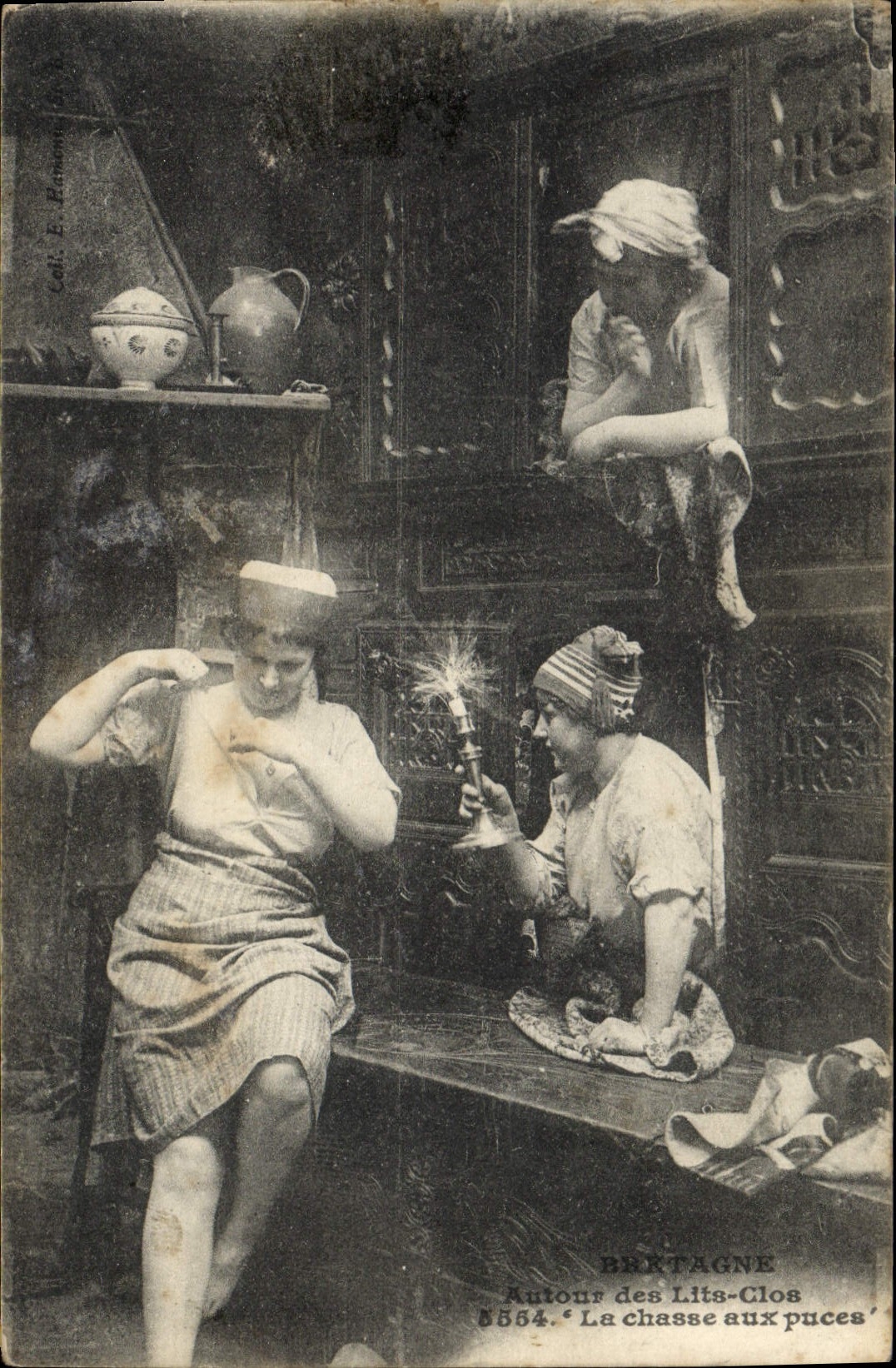 CPA Folklore Lits Clos La chasse aux puces 