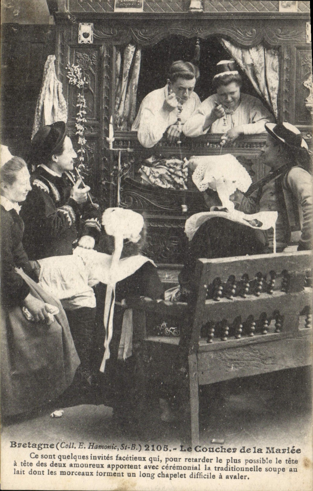 CPA Folklore Lits Clos Le coucher de la mariee Mariage 