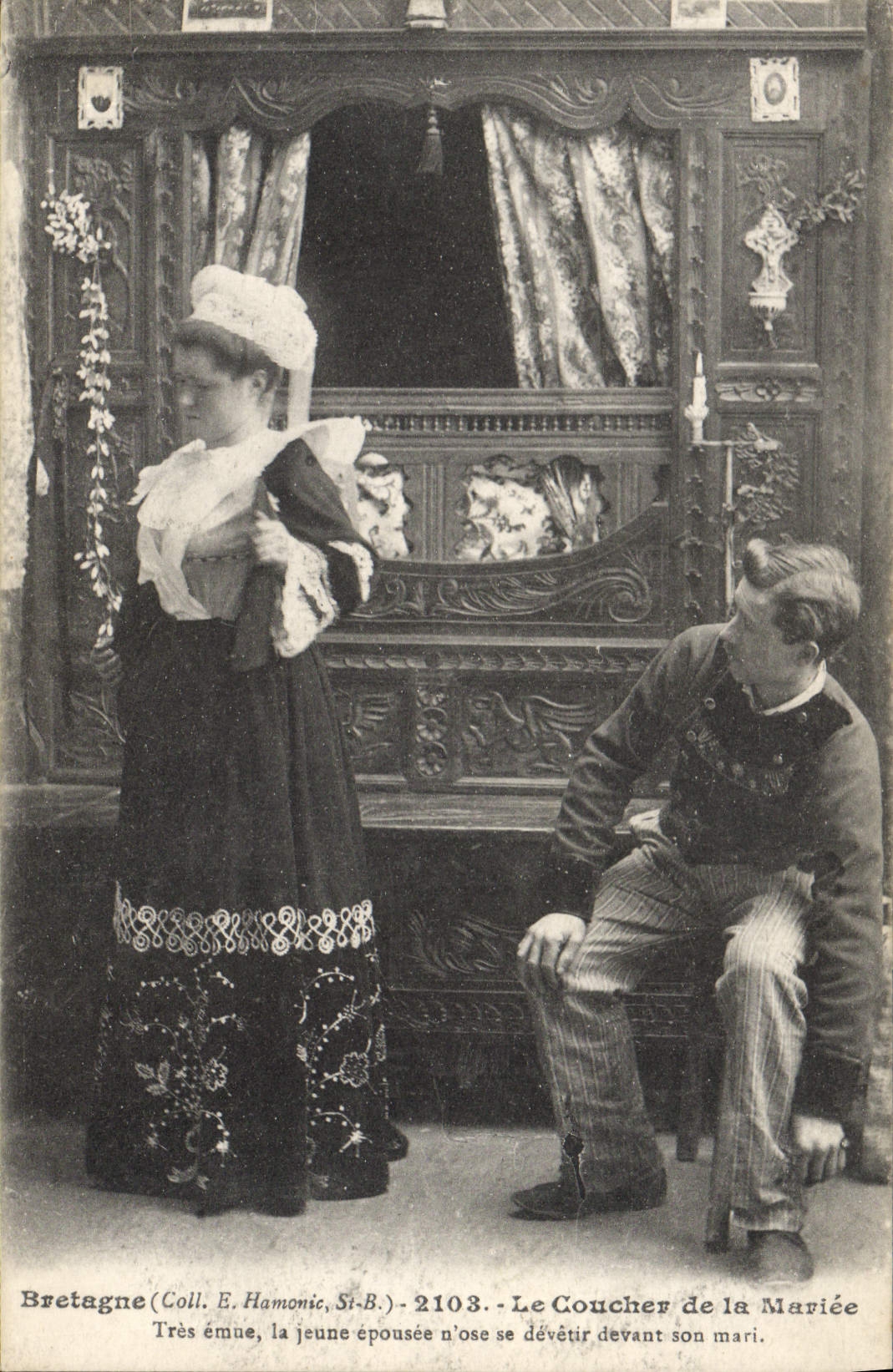 CPA Folklore Lits Clos Le coucher de la mariee Mariage 