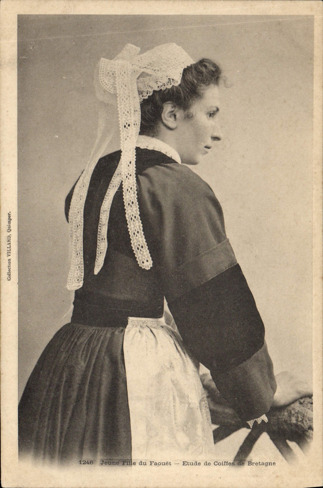 CPA Folklore Jeune fille de Faouet 