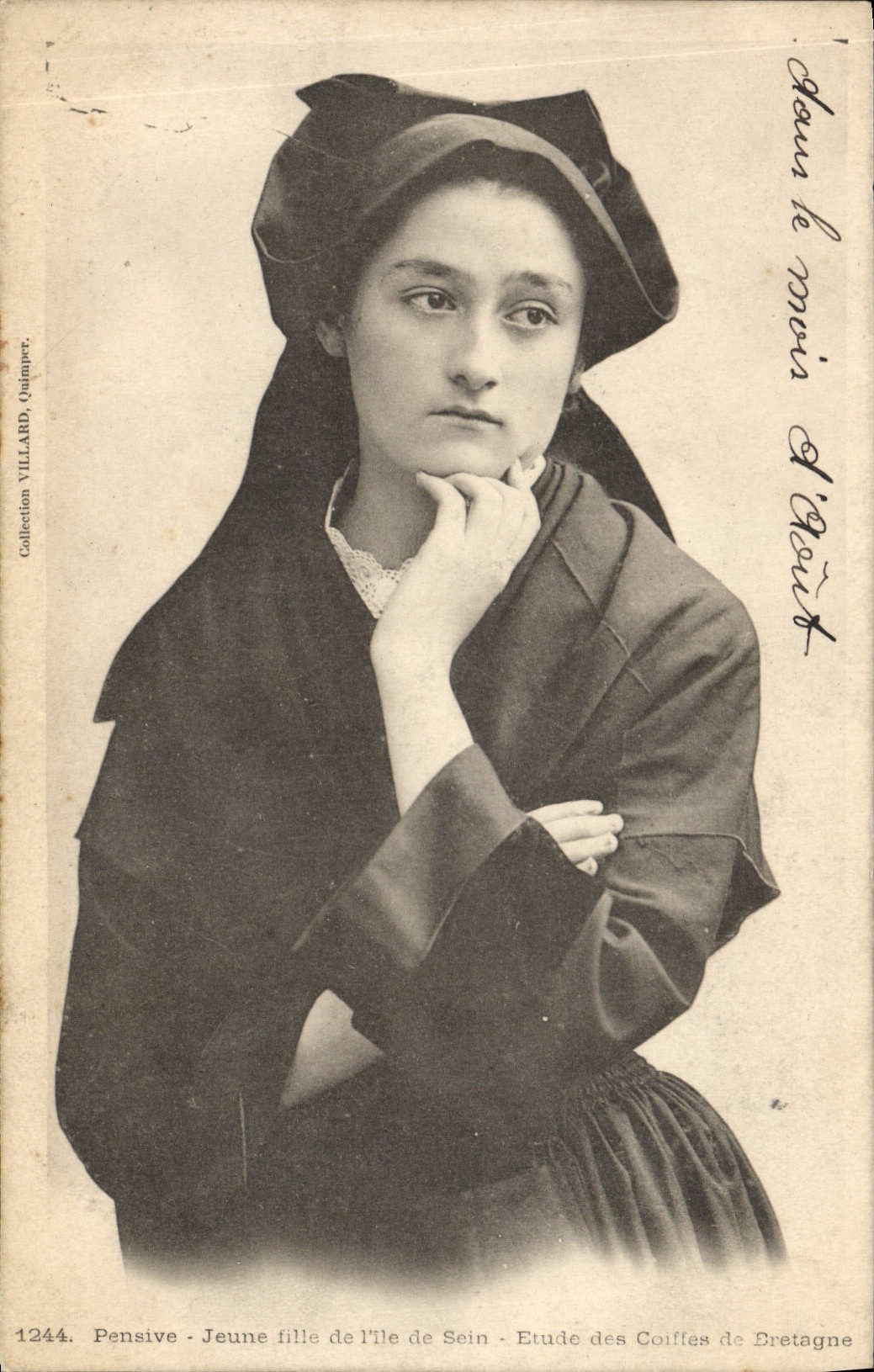 CPA Folklore Pensive Jeune fille de l'Ile de Sein 