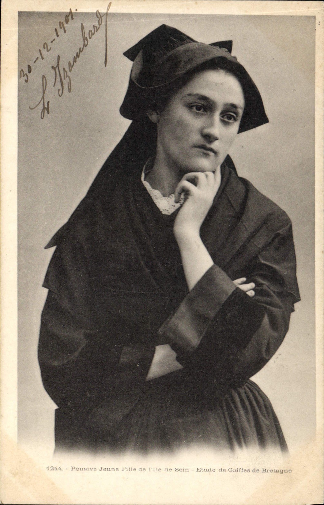 CPA Folklore Pensive Jeune fille de l'Ile de Sein