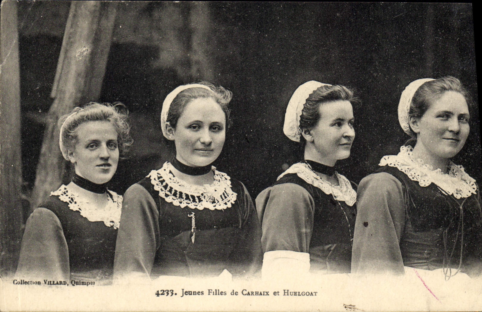 CPA Folklore Jeunes filles de Carhaix et Huelgoat