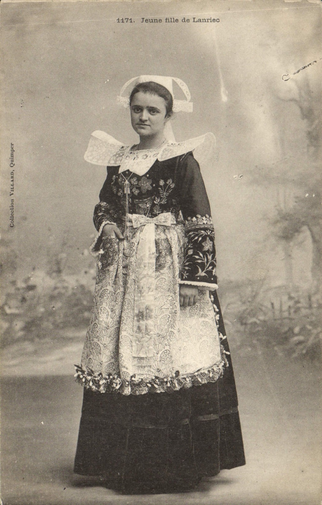 CPA Folklore Jeune fille de Lanriec