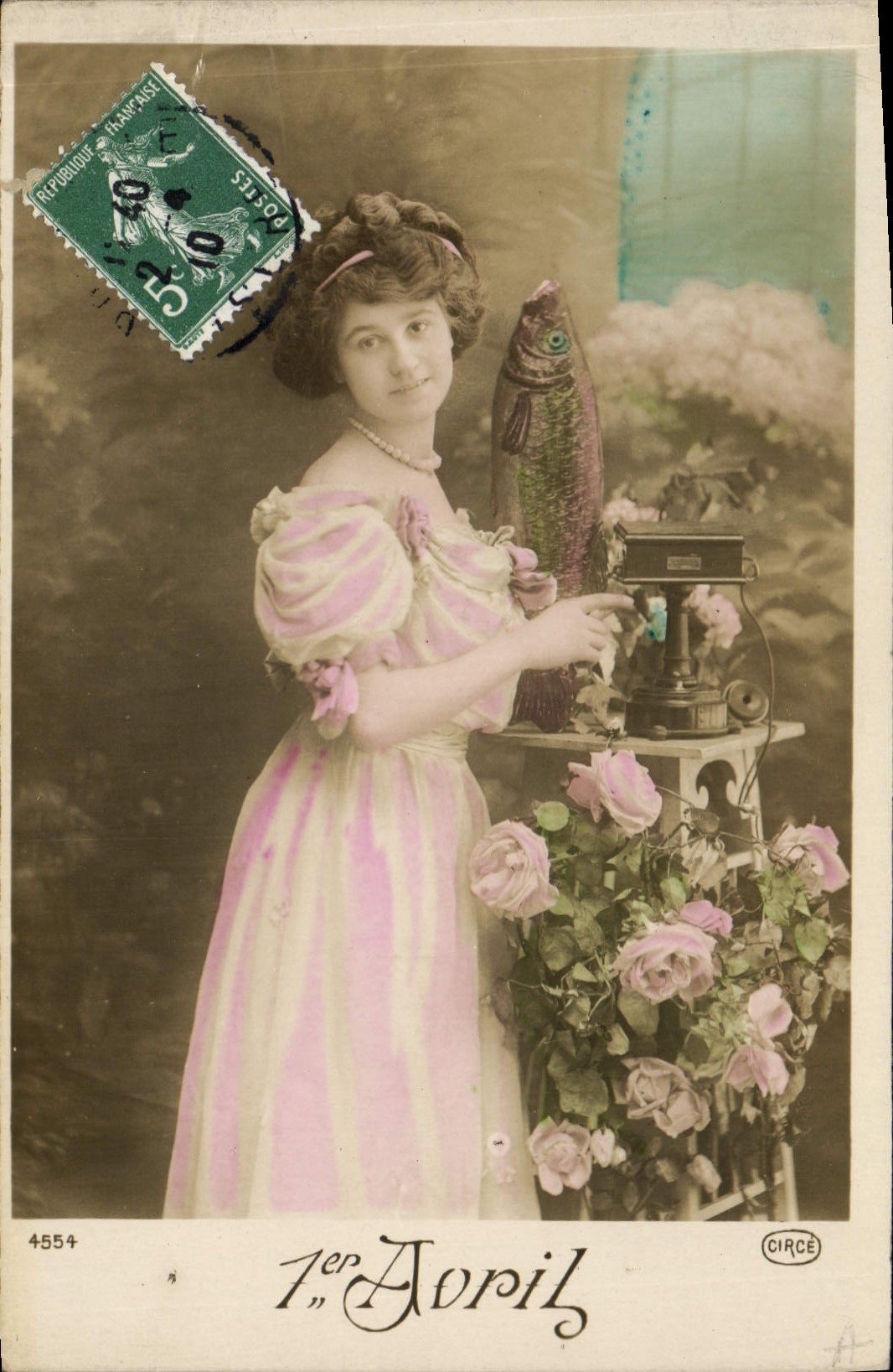 CPA Fantaisie Paques Poisson Femme 