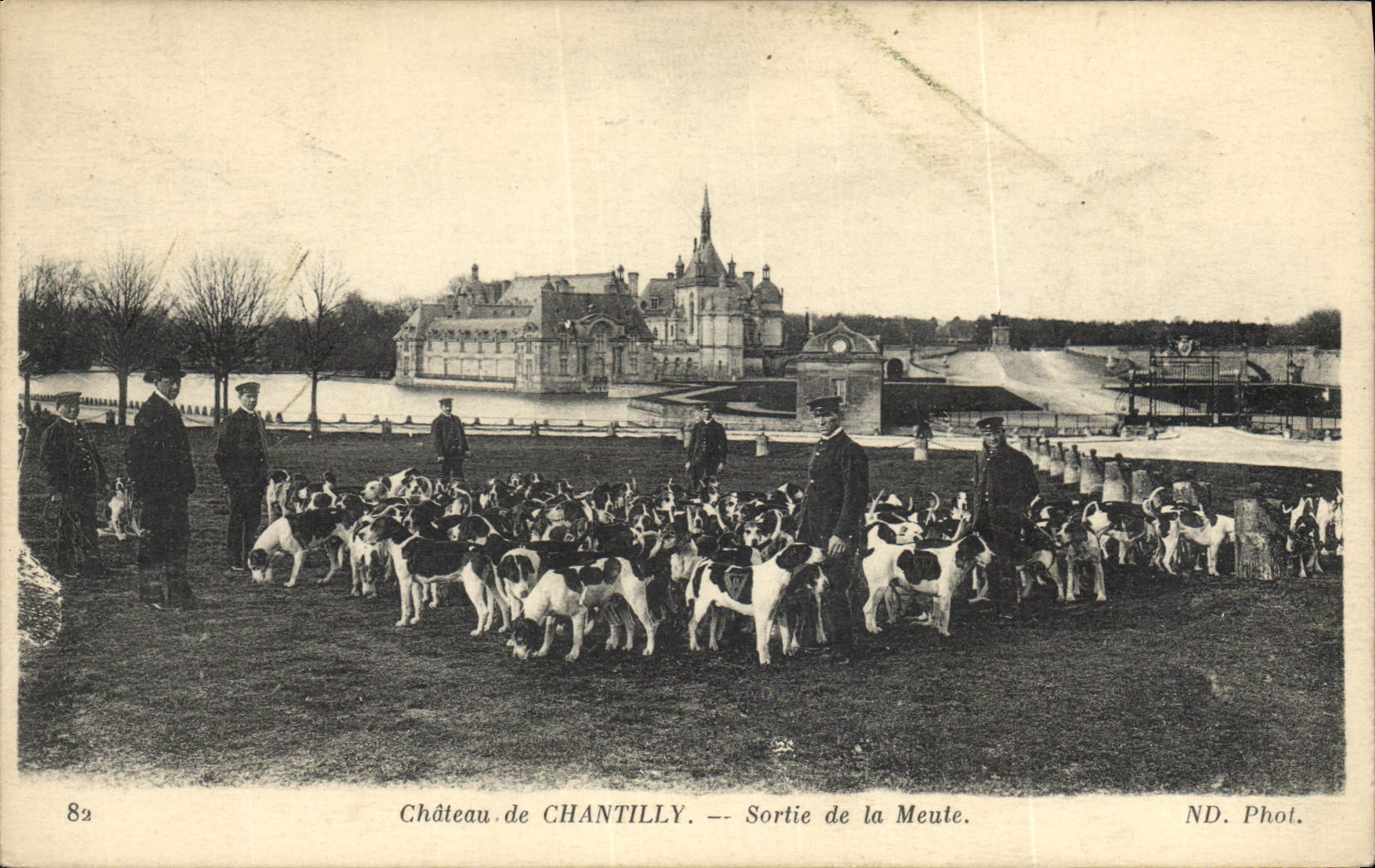 CPA Chasse a courre Chateau de Chantilly Sortie de la meute Chiens Chien